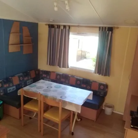 Camping La Vie مكان تخييم 3*